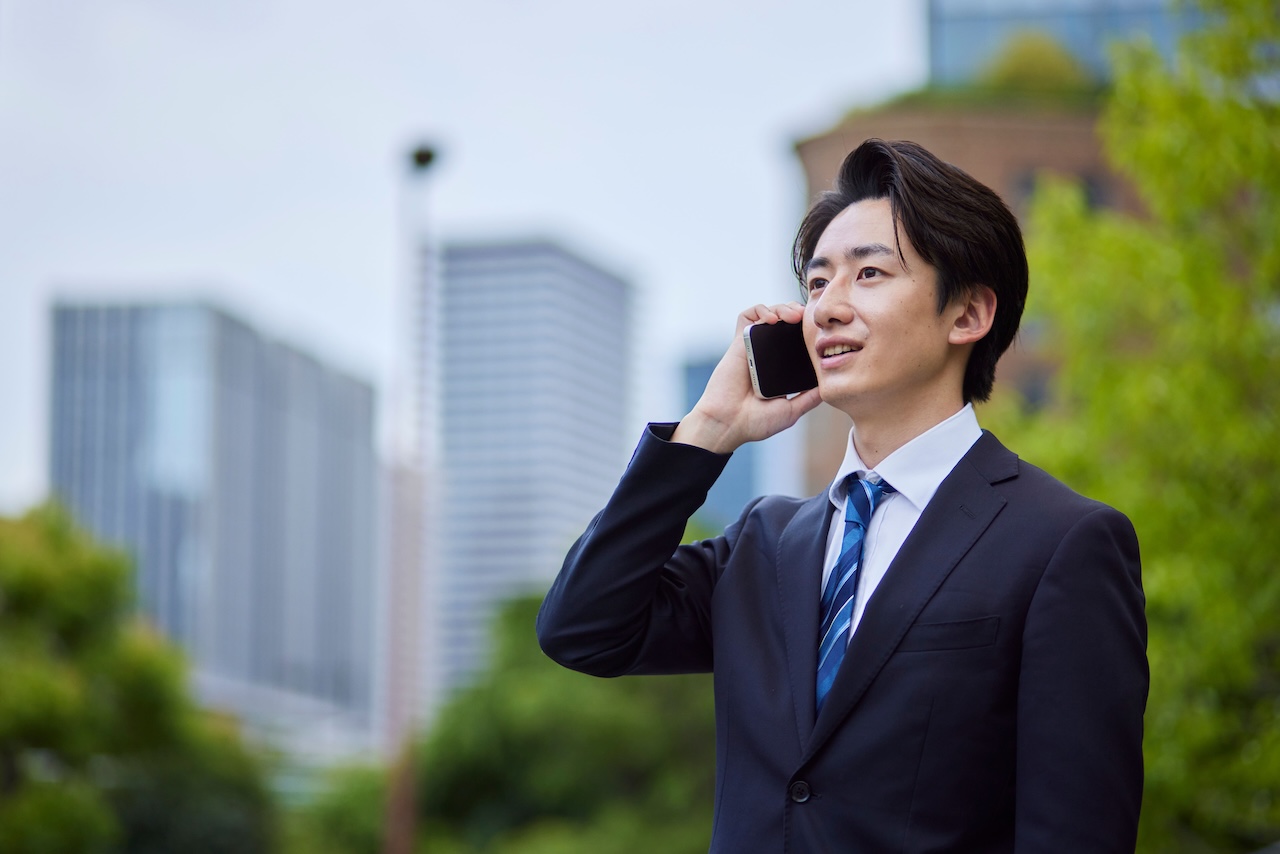 街中で営業活動を行うスタッフ